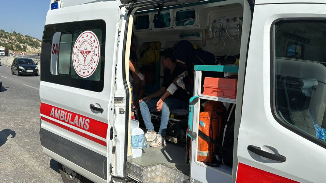 Kütahya’da yolcu otobüsü devrildi! Yaralılar var… - Resim: 25